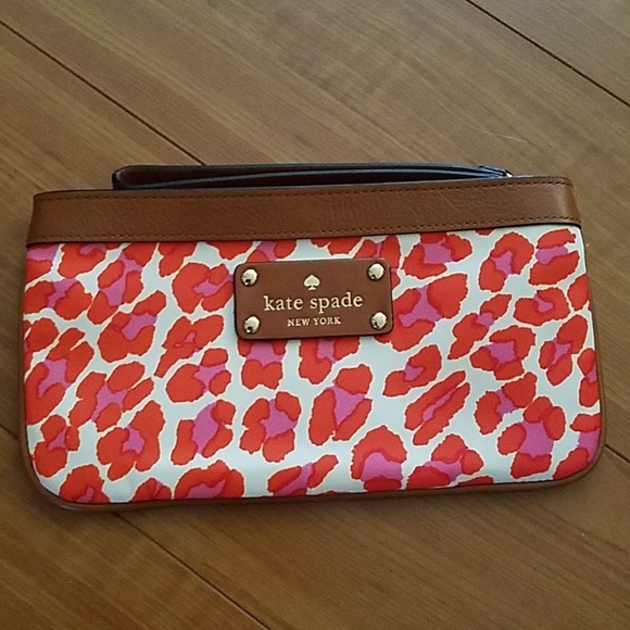 kate spade Handbags - NWOT Kate Spade printed wrislet
